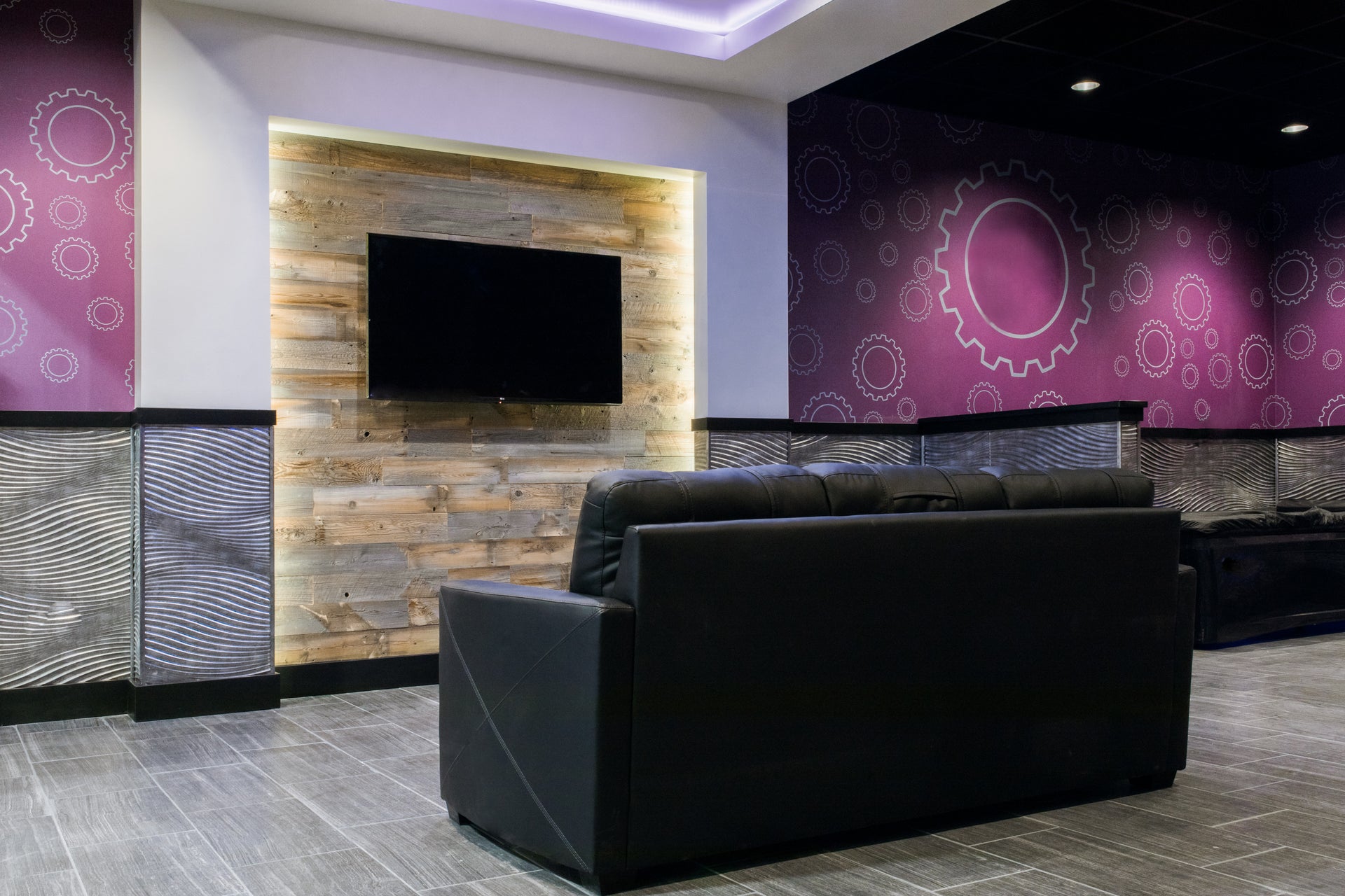 Reclaimed wood feature wall in a Planet Fitness in the Cheyenne finish from Centennial Woods 