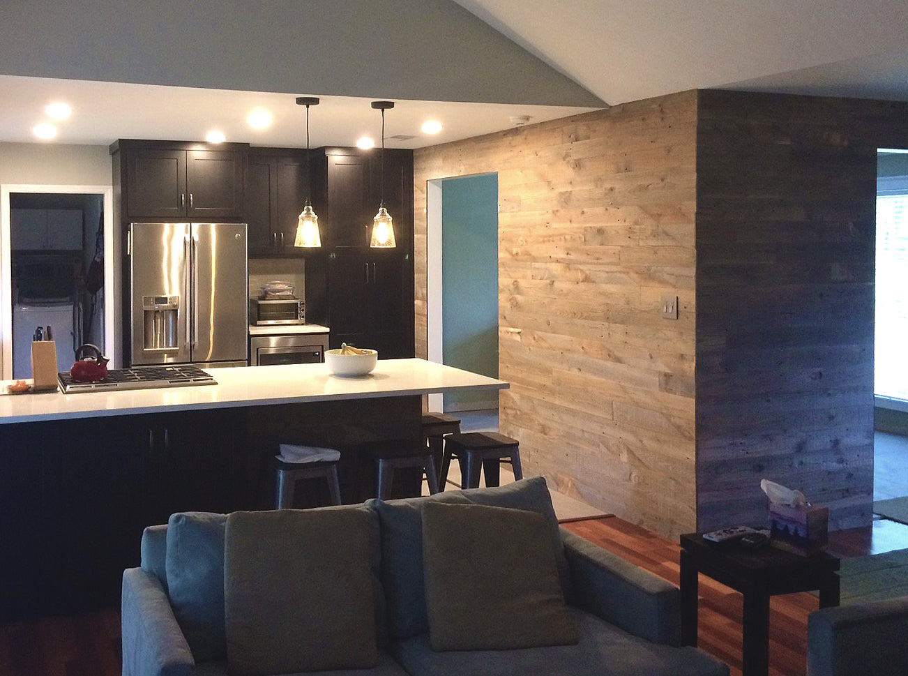 Modern reclaimed wood wall in the Cody finish 